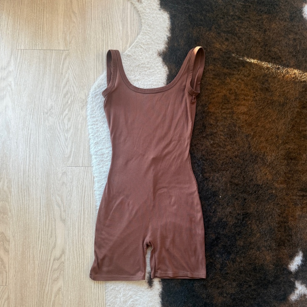 Scoop-Neck Seamless Romper Bodysuit in Chestnut Brown